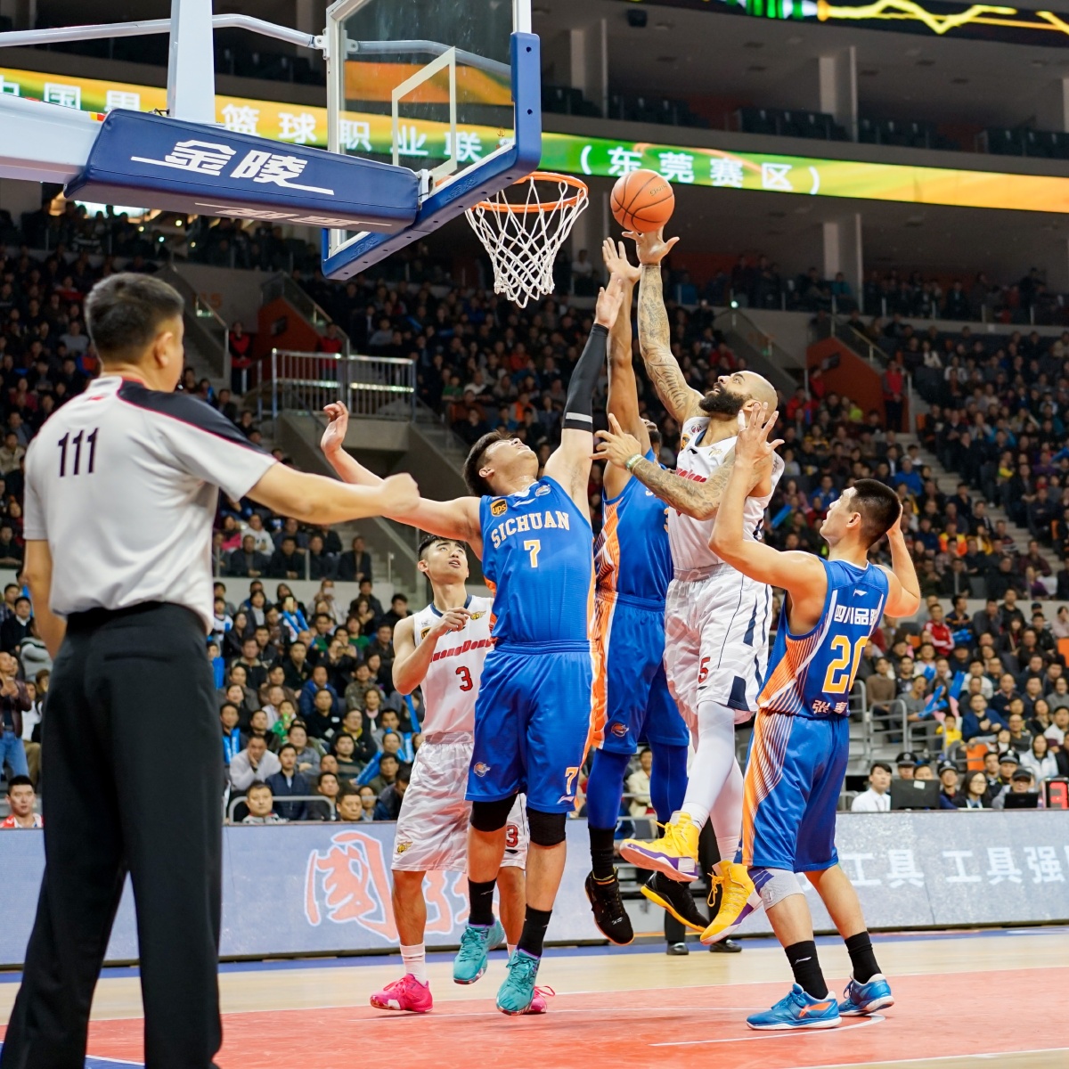 阿图什杯球员进球后跑上看台给母亲献花，后两黄变一红被罚下