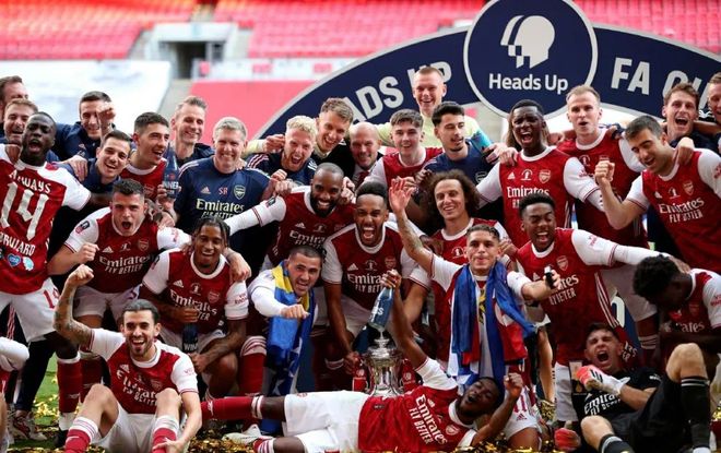 突发消息：佩德里看起来并未受伤。他刚刚从记者面前走过，甚至没有一瘸一拐的迹象。