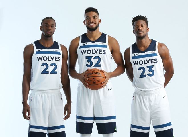 JDG首秀被零封，队友都在C，只有无畏在梦游，买来AG四人都带不动！