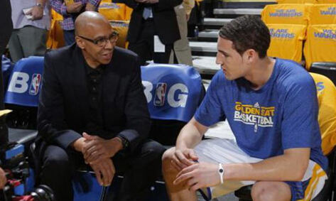 詹姆斯第15次中国行人气依旧爆棚，为上海交大球赛开球并与同学互动