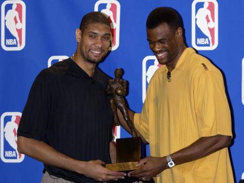 徐杰的优秀有目共睹，但首先是遇到了杜锋，写何尝不是一种勇敢魄力担当，因为个子矮小，换成别的教练，未必敢于启用＂